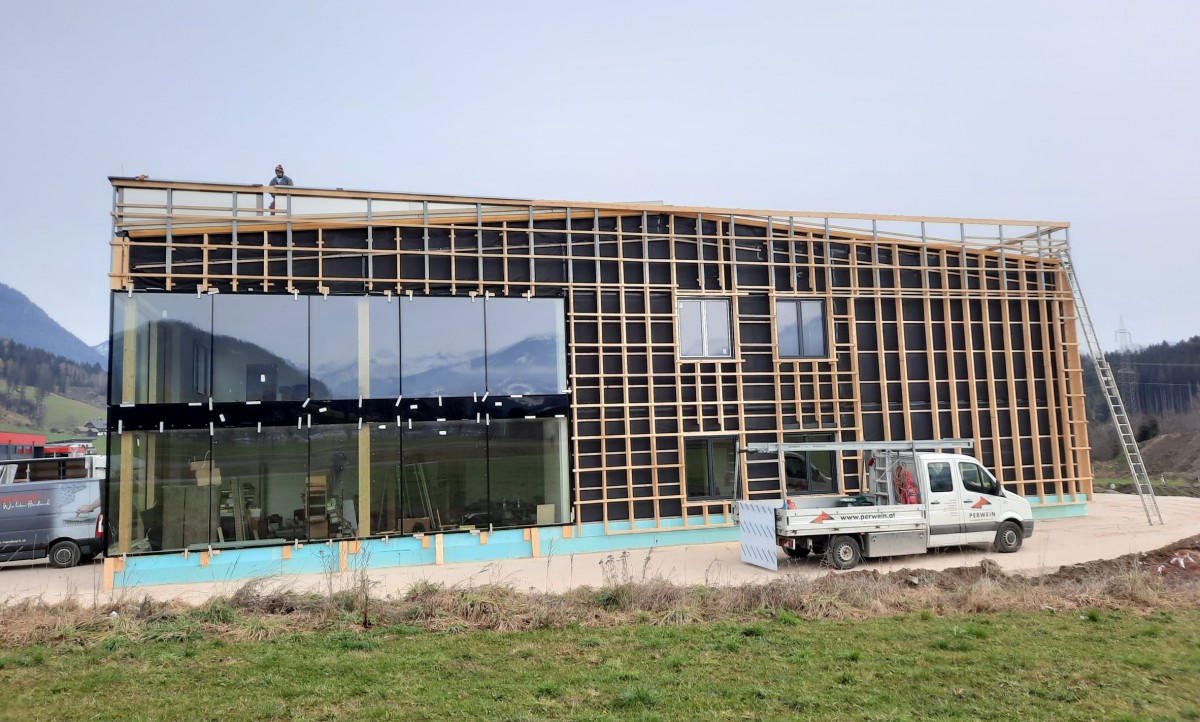 Neubau mit Holz und Glas für einen Handwerksbetrieb in Gröbming