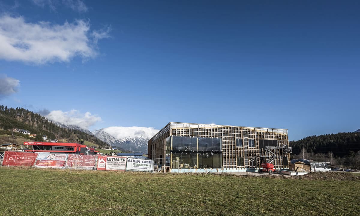 Neubau mit Holz und Glas für einen Handwerksbetrieb in Gröbming