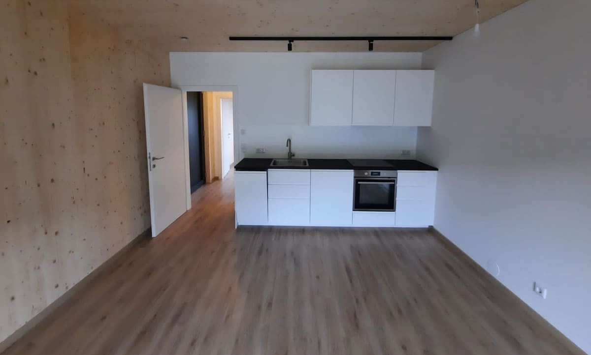 Wohnraum mit Küchenzeile im Haus F in Gröbming